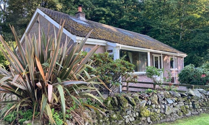 Thornhill Cottage | Cosy Country Cottage with Hot Tub Dog-Friendly