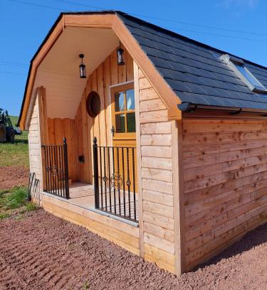 Laurencekirk House | Cosy Countryside Cabin - Sleeps 2 Parking & Farm