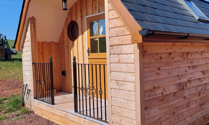 Laurencekirk Cabin | Cosy Countryside Cabin - Sleeps 2, Parking & Farm