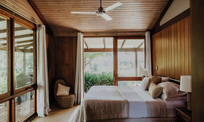 Gleniffer Ski Chalet | Cosy Couple's Escape with Magnificent Views.Next to the Promised Land