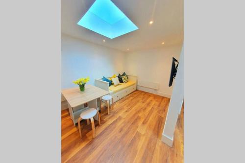 Chessington Apartment | Cosy detached studio- walking distance to CWOA!