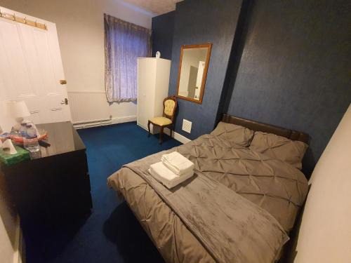 Walkden House | Cosy Double Room in Monton Village - Eccles Manchester