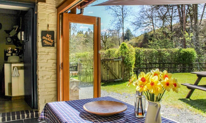 Llanfihangel Tal-y-llyn Cottage | Cosy Eco-Cottage w/garden stream: mountains & rivers to explore!