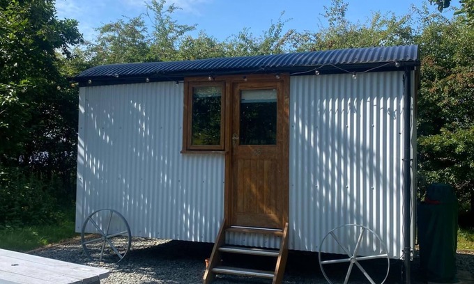 Higher Walton Cabin | Cosy en suite shepherd hut on the grounds of Historic building Samlesbury Hall