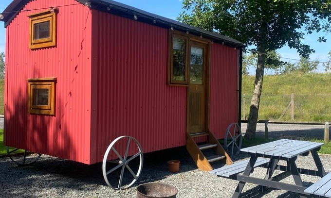Higher Walton Cabin | Cosy en suite shepherd hut on the grounds of Historic building Samlesbury Hall