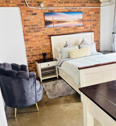 Downtown Johannesburg Apartment | Cosy escape Balcony High speed WiFi Amenities