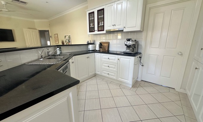 Belmont House | Cosy & family friendly townhouse in Belmont. Walk to river, shops & stadium.