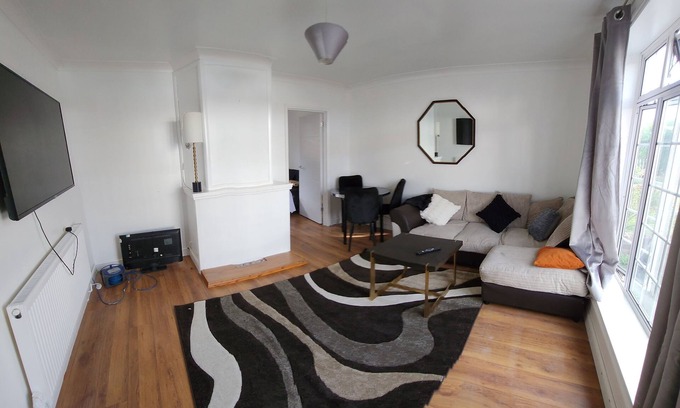 Luton House | Cosy Family home with (Spa,hottub,Jacuzzi), 5 mins from LUTON-AIRPORT