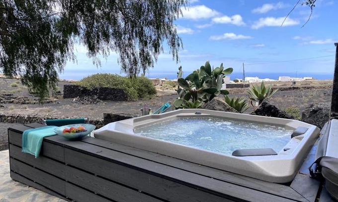 La Asomada House | Cosy finca, sea views, jacuzzi