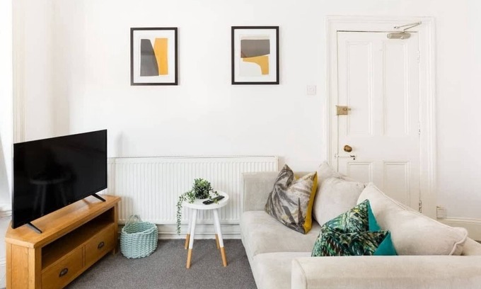 Leamington Spa Apartment | Cosy Flat in Central Leamington Near Attractions