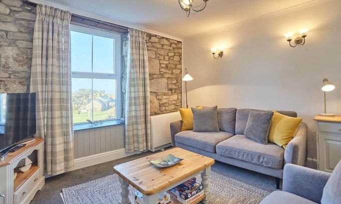 Sennen Apartment | Cosy Flat, Sea Views , Short Walk to Shops & Pub