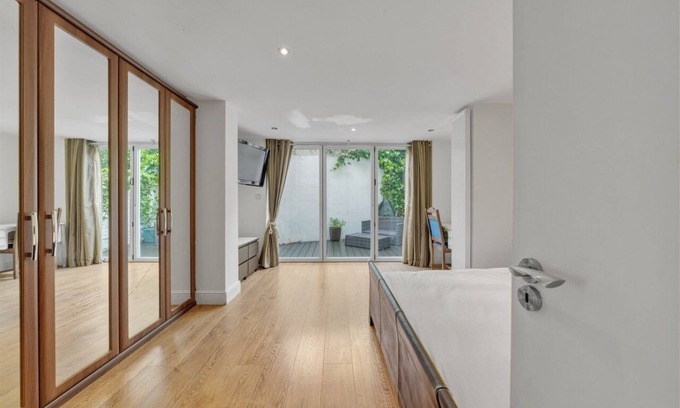 Maida Vale House | Cosy Getaway Mews House With Character, Patio & Free Parking in Maida Hill