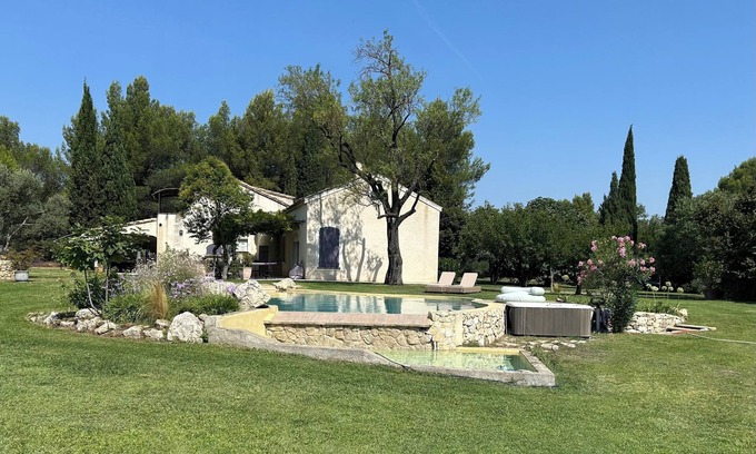 Noves Apartment | Cosy gîte with pool in the heart of Provence, between Alpilles and Lubéron.