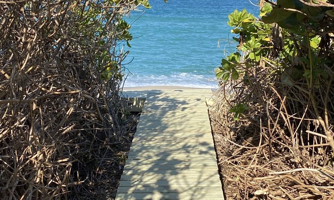 Melbourne Beach Apartment | Cosy ground floor apartment in house on a private beach.