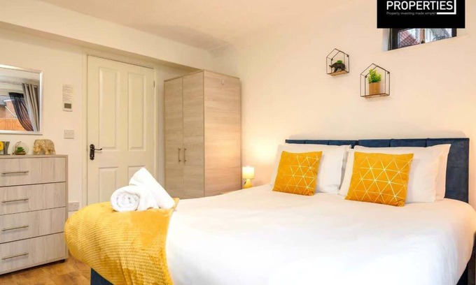 Luton Condo | Cosy Ground Floor Studio | Parking | Garden | WIFI