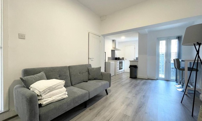 Birkenhead House | Cosy Group house in Birkenhead
