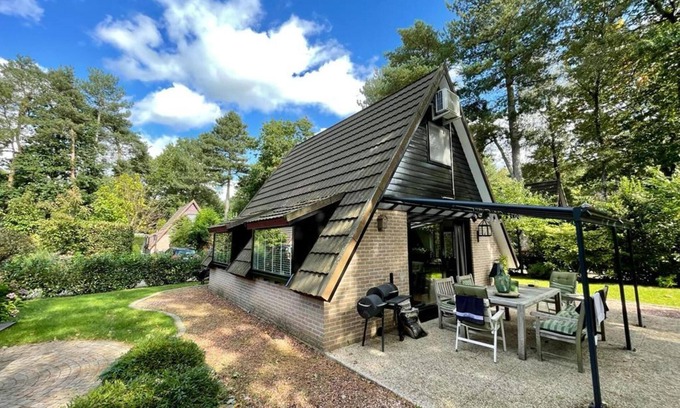 Rekem House | Cosy holiday home in wooded area near lake