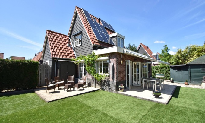 Oude-Tonge House | Cosy holiday home with large garden