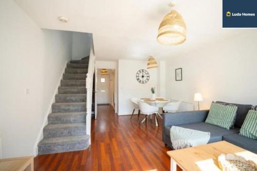 Slough Apartment | Cosy Home, Heathrow and Windsor Castle, Sleeps 6