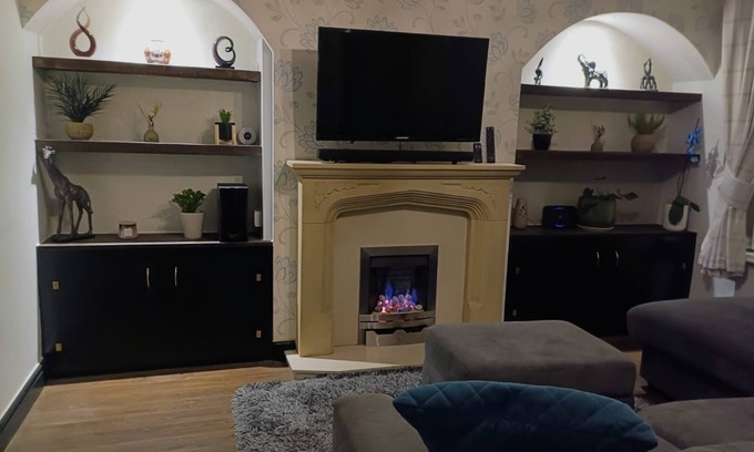 Walsall House | Cosy home in Walsall. 4 Bedroom House close to local amenities with free parking