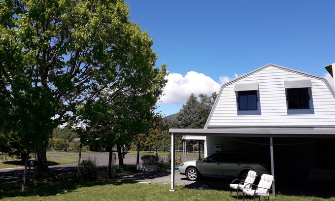 Turangi House | cosy home with mountain-views, near Tongariro Crossing and skifields
