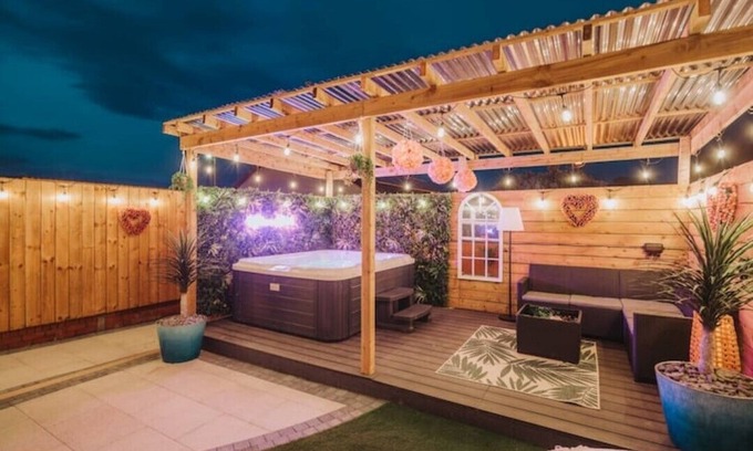 Armagh House | Cosy Hot Tub Getaway Bungalow