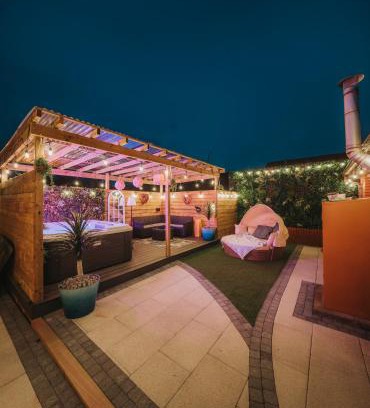 Armagh House | Cosy Hot Tub Getaway Bungalow