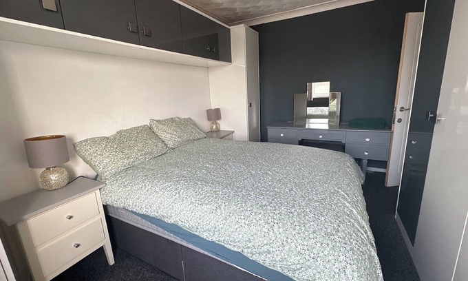 Llanedeyrn House | Cosy house in residential area