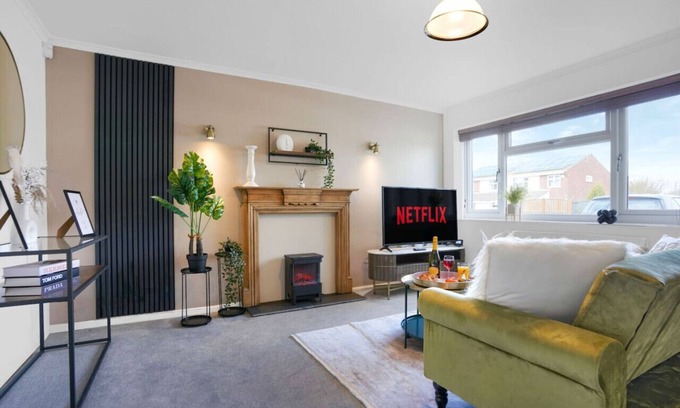 Wyken House | Cosy House - Sleeps 6 - Free Parking & Fast Wifi