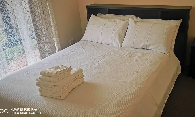 Kelmscott Villa | Cosy Kelmscott Holiday Home Full airconditioned bedrooms for your comfort