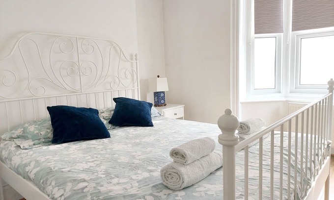 Canterbury Apartment | Cosy, king apartment + Free parking