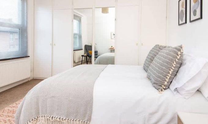 Hanwell House | Cosy King Room in Hanwell, 10 Minutes to Station