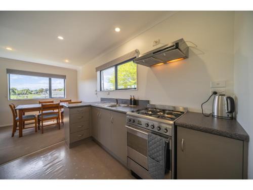 The Key House | Cosy Lakeside - Manapouri Holiday Home