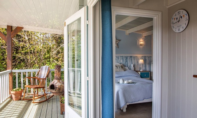 Mabe Cabin | Cosy Lodge with beautiful views across the valley
