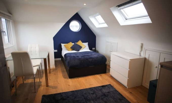 Mill Road Apartment | Cosy Loft Apartment off vibrant Mill Rd by station