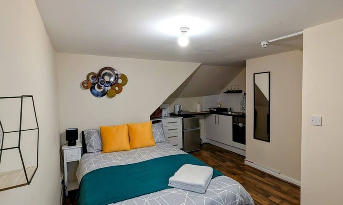 London Borough of Hounslow Apartment | Cosy Loft Studio Close to Heathrow Airport