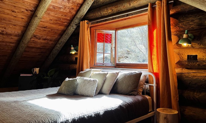 Hikuai Cabin | Cosy Log Cabin! Perfect for all those wanting to relax, destress and reconnect.