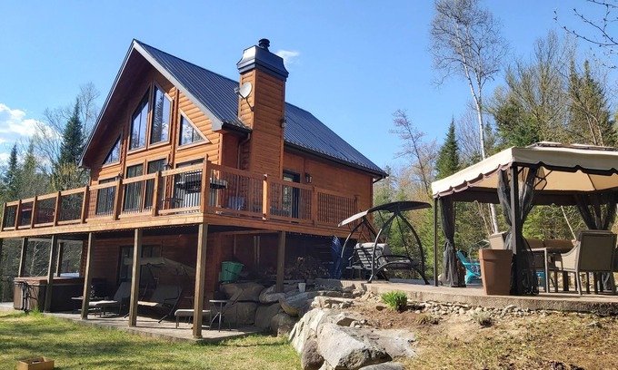 Nominingue Ski Chalet | Cosy log cabin with spa