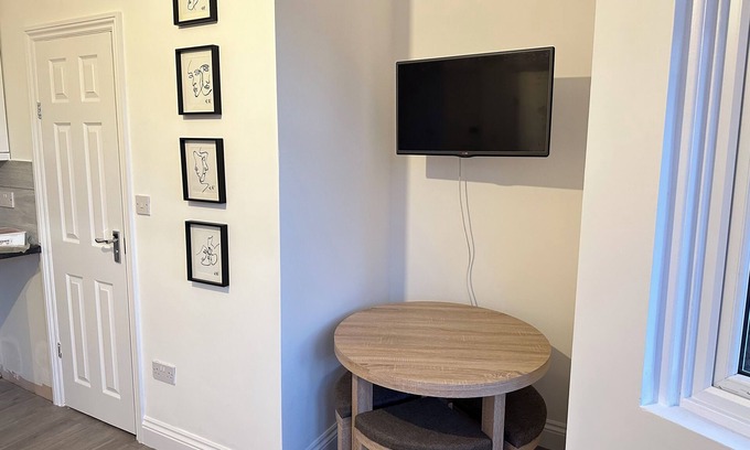 Goodmayes Apartment | Cosy London Apartment by Underground Train station - Starlet Stays