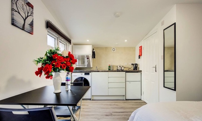 Little Holland Cabin | Cosy Luxury studio cabin centrally located in Crayford, Greater london.