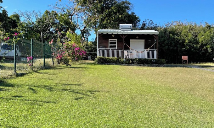 Petit-Canal House | COSY MAHOGANY BUNGALOW CLOSE TO SHOPS AND 10 MINUTES FROM BEACHES.