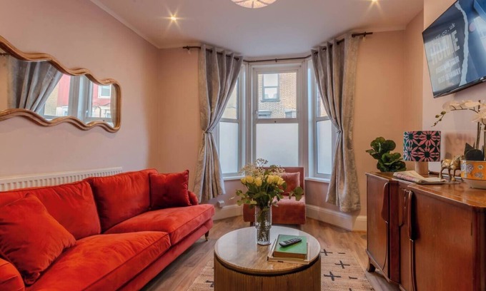 Margate House | Cosy Margate Getaway, sleeps 5 By ADLIV