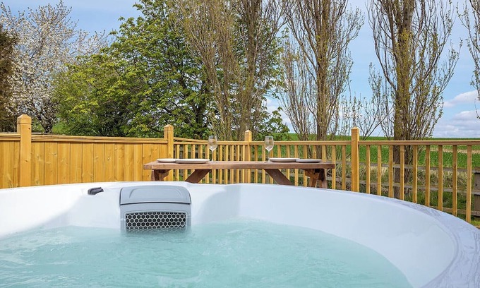 Hutton Rudby Ski Chalet | Cosy micro lodge, perfect for a romantic or family retreat.