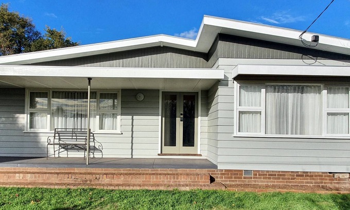 Newington House | Cosy Mid-Century home, Central, Off Street Parking and Fur Baby Friendly