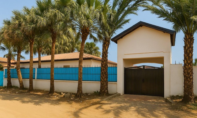 Douala House | Cosy mini villa with garden, parking & Jacuzzi, janitor 7/7, unlimited internet access