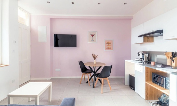 Les Poulettes Apartment | Cosy, modern air-conditioned T2