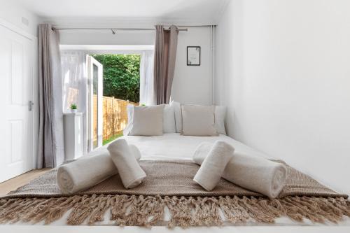 Kensal Green Apartment | Cosy, Modern & Central Studio 1min from Train with Private Garden - The Kensal Suite