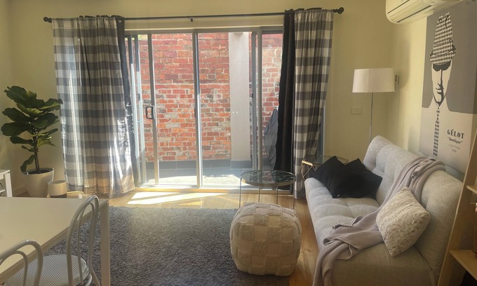 Newport Apartment | Cosy Modern Newport Apartment. Minutes to train, shops and restaurants