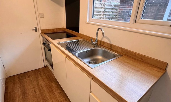 Odiham Apartment | Cosy & Modern Self Contained Apartment. Central and no cleaning fee!