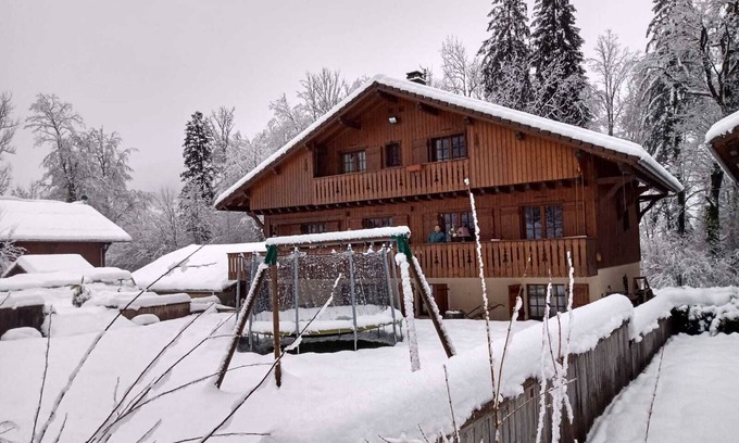 Morillon Bed & Breakfast | Cosy, mountain-decorated 4-person room with table d'hôtes option
